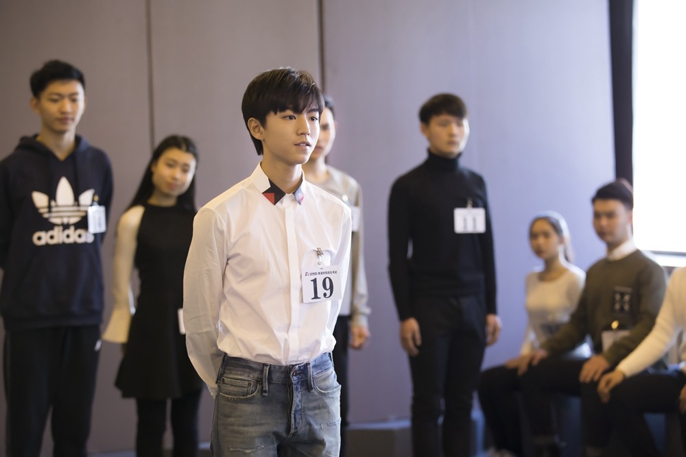 王俊凯北电艺考现场曝光 表演全情投入