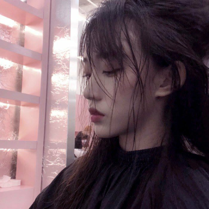 伤感女生头像:白日里笑容满面的迎合,夜晚谁的伤谁知道