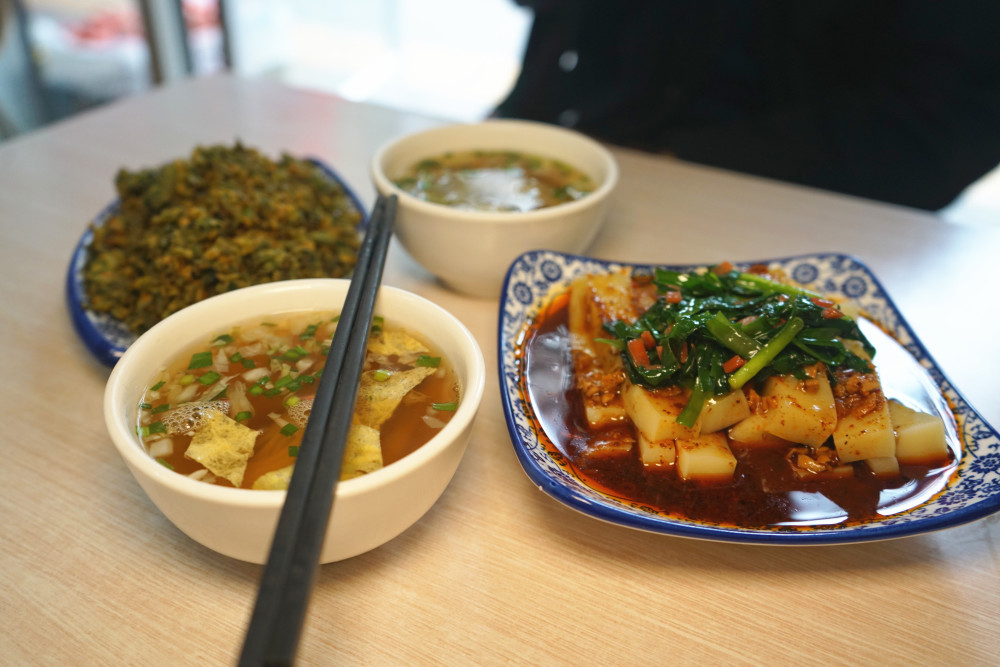 乾县有四宝,锅盔馇酥豆腐脑,浇汤挂面味真好