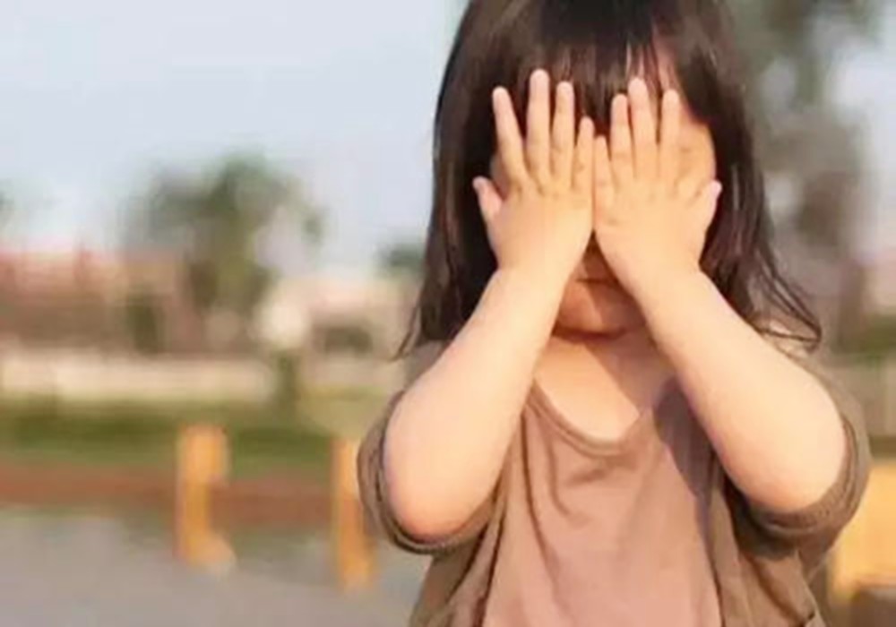 对严厉的一方产生恨意,这就使得亲子关系容易走向破裂.