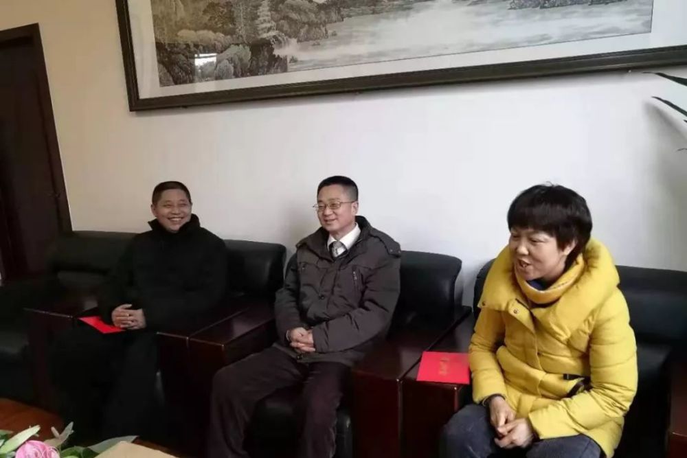 △区教育局党组成员,大弯中学校长赵泽高慰问劳动模范