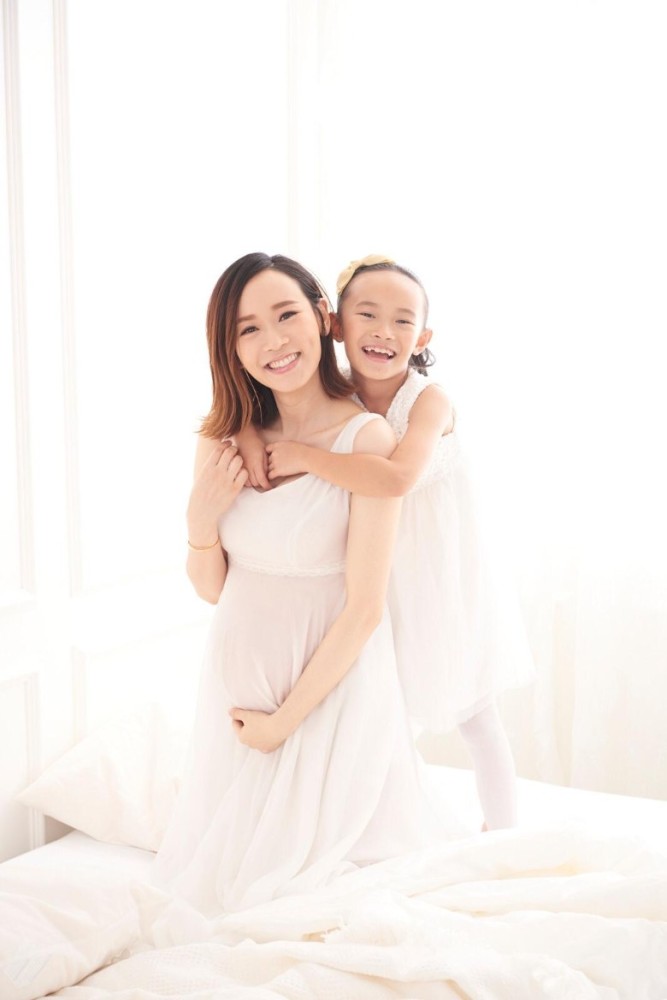 港姐冠军杨思琦挺着二胎与女儿拍孕妇写真照