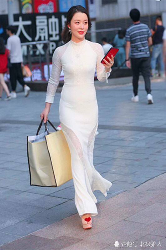 街拍时尚美女,一双高跟鞋穿出优雅气质,好身材也需要衬托