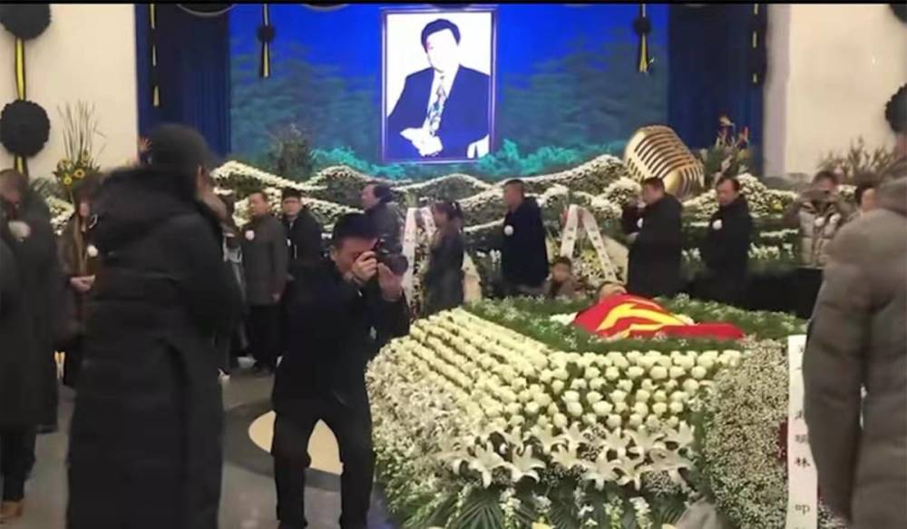 赵忠祥告别仪式,倪萍泪流满面,还是别哭了