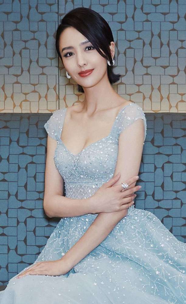 央视那么多优秀的主持人,为什么会选佟丽娅胡杏儿当春晚主持人?