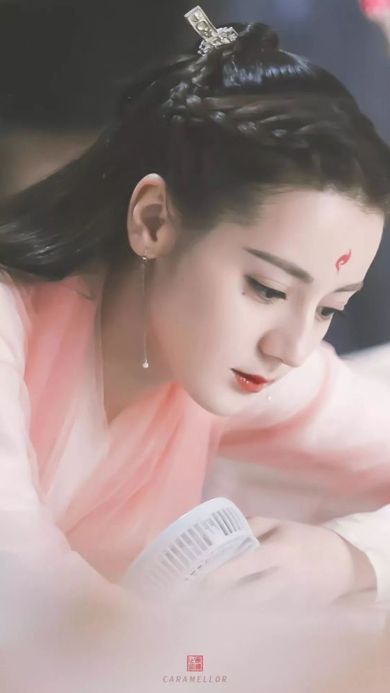 还是《三生三世十里桃花》中熟悉的小凤九扮相.