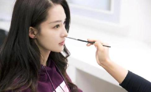李沁身上这件卫衣 卷发造型,女神气质十足!超级好看