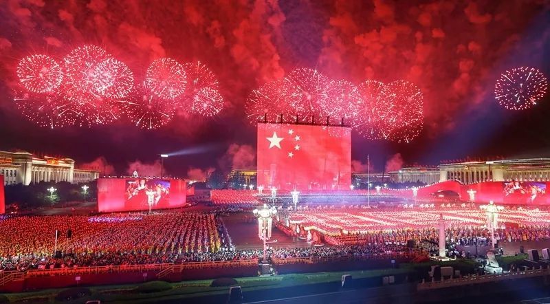 新中国成立70周年之夜,北京天安门广场.图:张立朝
