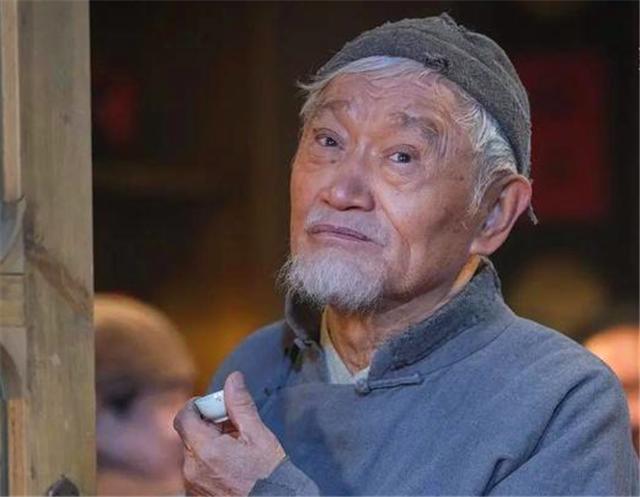84岁老戏骨牛犇参演《老酒馆》,惹哭众人,光脚演戏再获终身奖