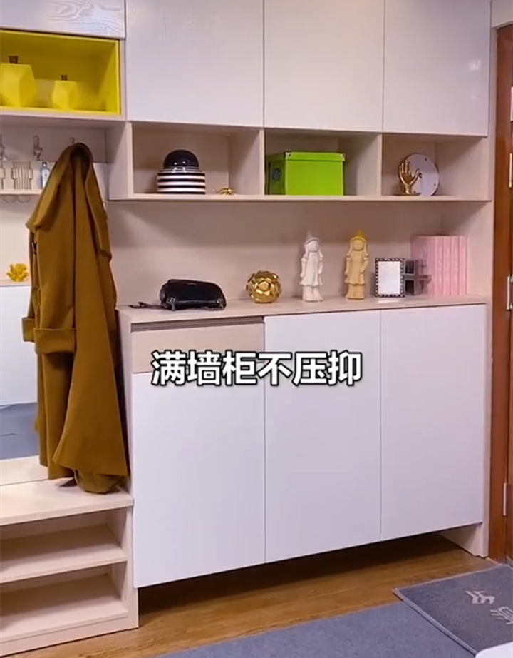 中部镂空随手放包包,上方设计开放格满墙柜不压抑.