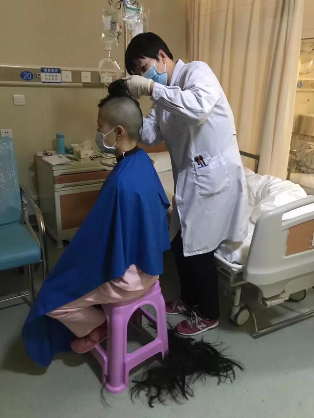 1月19日下午,医院护工来病房给付为柳剃光头发.