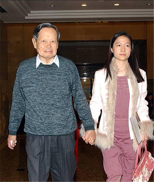 97岁杨振宁携小54岁老婆出行,精神抖擞交谈,老婆翁帆如小学生