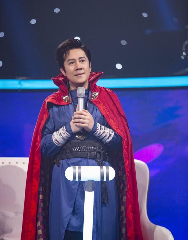 蔡国庆晒春晚后台合照,与易烊千玺陈伟霆等人同框丝毫