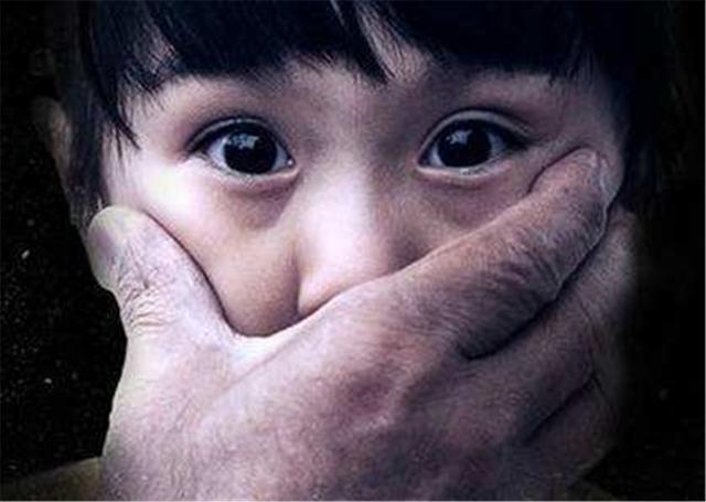 男童游乐场被拐,3小时后找到,孩子的"新造型"亲妈都认