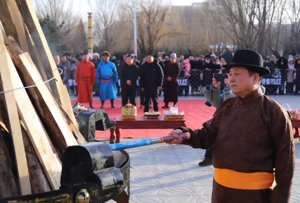 并将羊胸骨投入火中,祈福乌拉特前旗经济社会各项事业蓬勃发展,人民