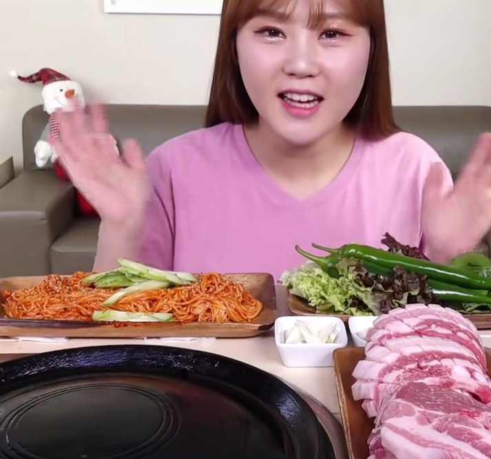 韩国女主播在家吃烤肉,猪排一斤一斤的烤,烤肉拌着面条一起吃
