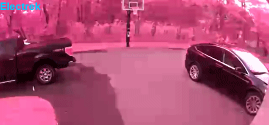 一辆model x撞上了一辆车的车库门,对车,车库,以及停在车库的另一辆