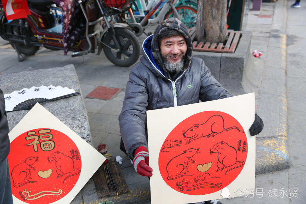 西安扇子哥街头画鼠年年画,说起传统年俗文化扇子哥两眼放光