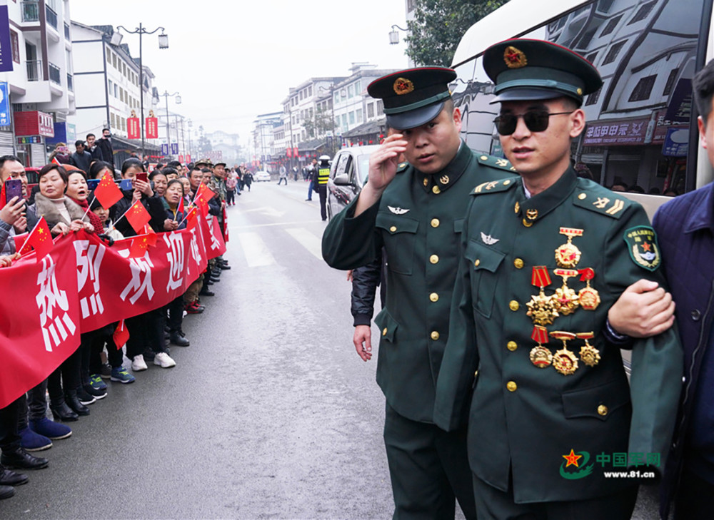 "排雷英雄"杜富国回家过年了 乡亲们这样欢迎他