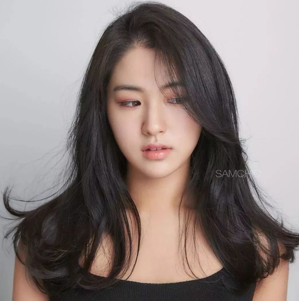 中长发的气垫烫除了女人味还可以提升气质,简单的卷度清爽干练.