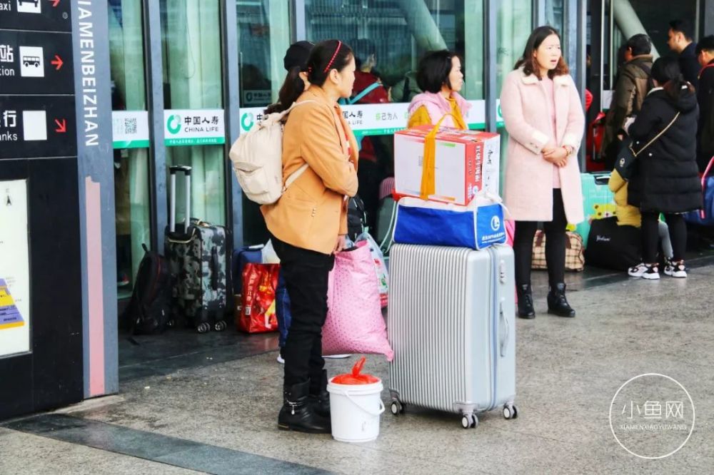 厦门火车站春运照火遍朋友圈,30万人泪奔:行李箱里,装