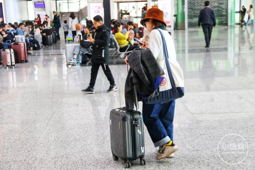 厦门火车站春运照火遍朋友圈,30万人泪奔:行李箱里,装