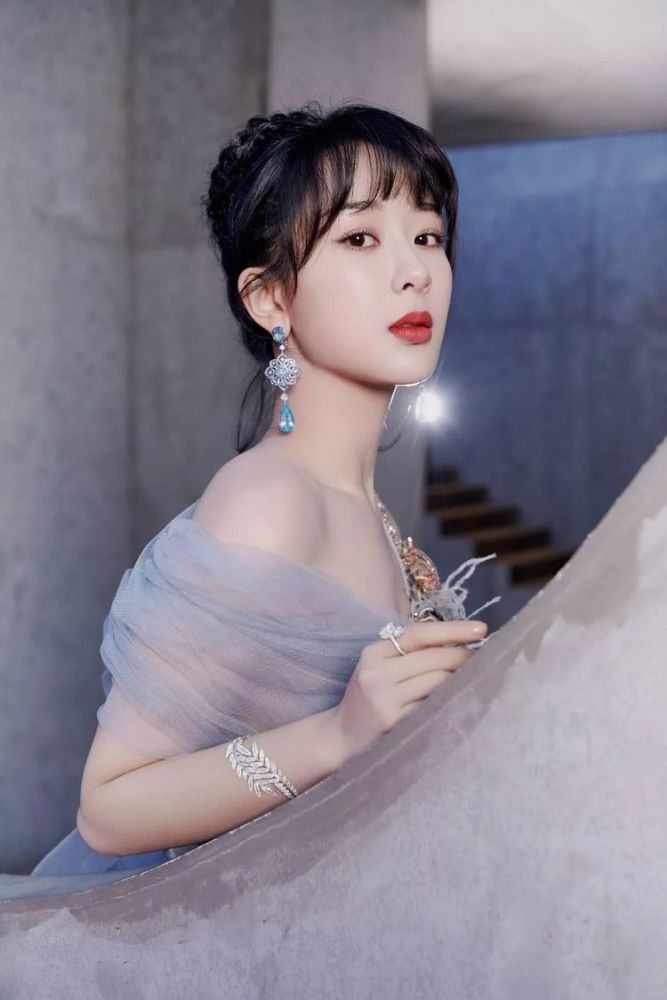 盘点2019女明星的时尚资源,杨紫迪丽热巴孟美岐谁是最