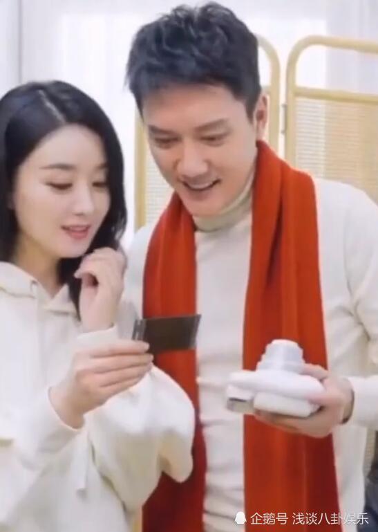 赵丽颖冯绍峰合影,有谁注意到颖宝手放的位置,这算是撒狗粮吗?