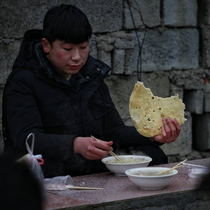 腊月廿八,枣庄乡村年集众生相,百姓味齐全