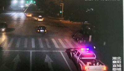 警车一路疾驰,连闯两次红灯!是为了她