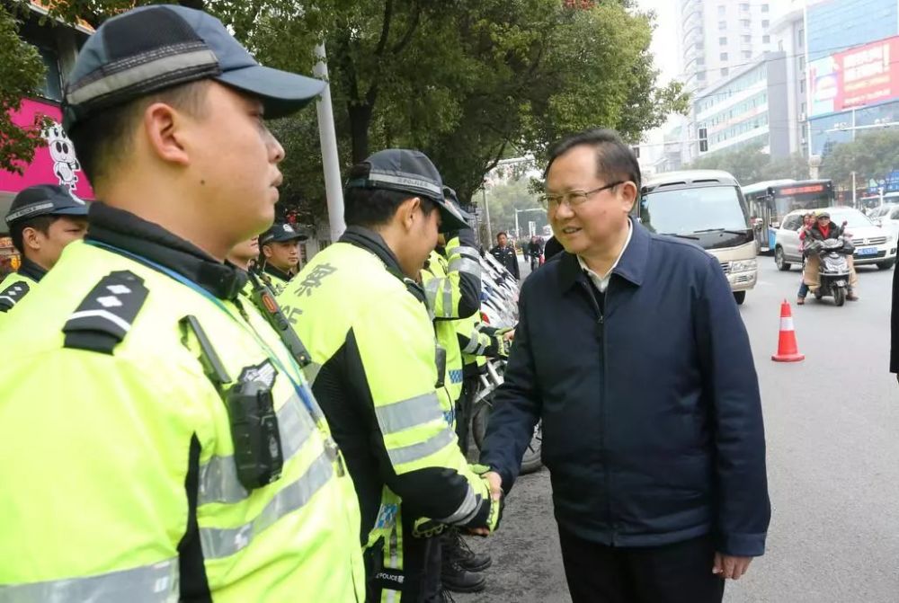 邵阳市委书记,市人大常委会主任龚文密一行看望交警,辅警