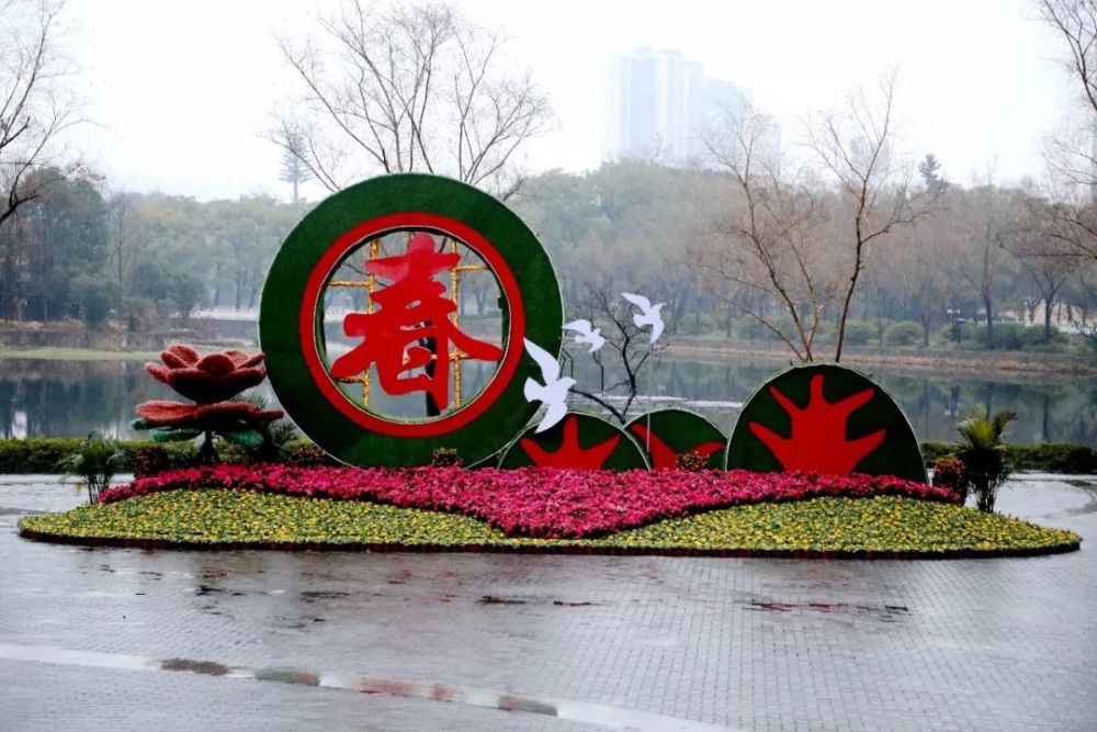 花坛景观集中在武陵大道,滨湖公园,火车站广场等主干道,渠化岛.