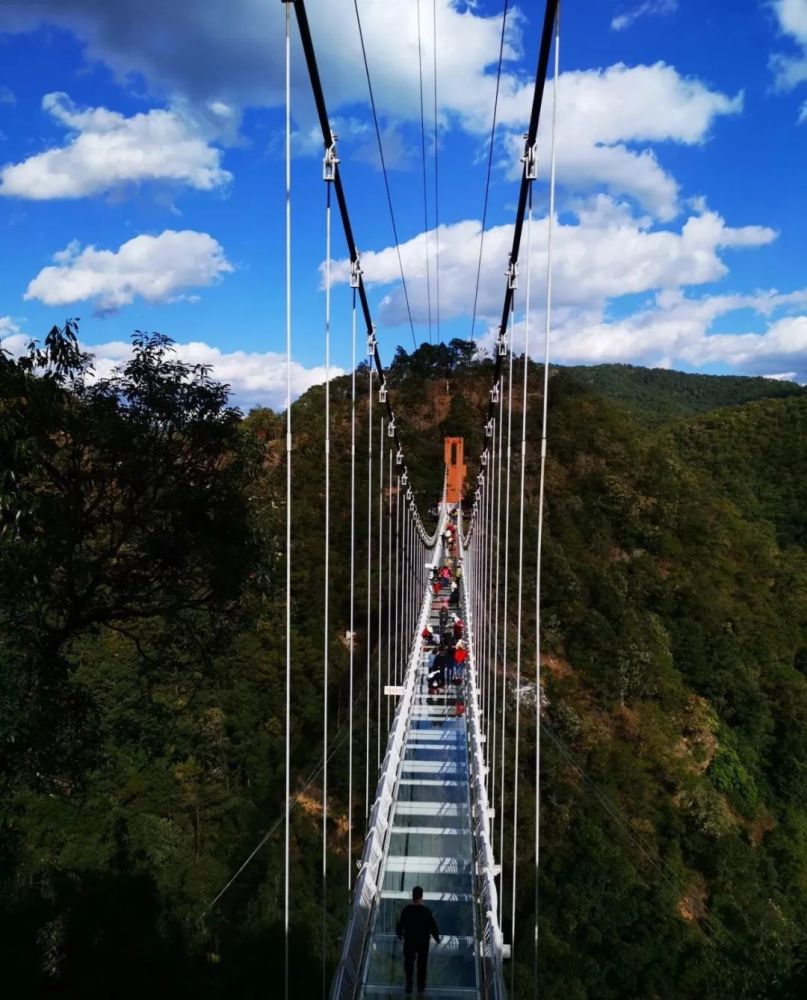 5d玻璃桥长218米,垂直地面高度99米,在玻璃桥面上行走,青龙峡连绵起伏