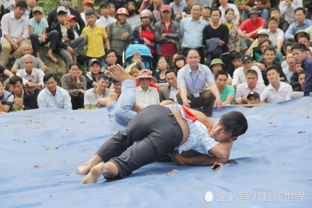 越南乡镇迎新春摔跤比赛,现场人山人海真壮观