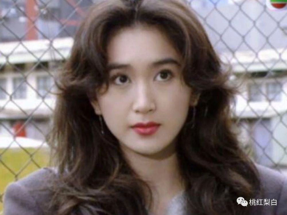 连这种现在已经很有少有女明星能hold住的"八字刘海"卷发,现在看起来