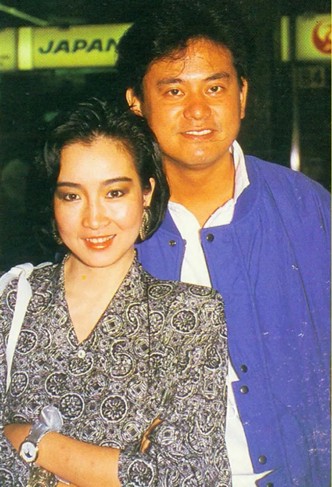 陈百祥与好友吃团年饭,63岁妻子黄杏秀罕露面,与狄波拉同框比美