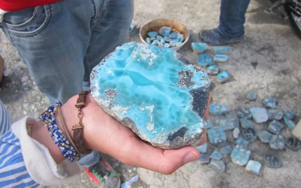 海纹石的产地相对来说非常单一,目前宝石级的产地只有多米尼加,所以