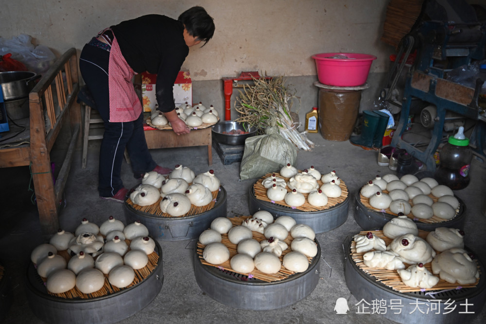 农村大嫂为过年蒸200大馍,用了50斤面,一半送给城里的