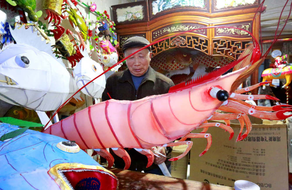 象山老师傅赶制鱼虾灯,寓意新年红红火火