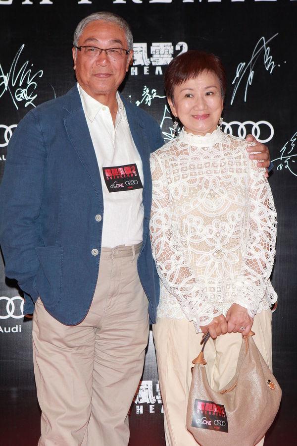 85岁曾江携焦姣与王馨平夫妇吃团圆饭,四人合照曾江夫妇恩爱抢镜