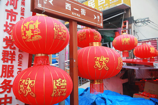 盏盏寓意着吉祥的红灯笼 代表着对来年美好生活的祝愿 街头树上都挂