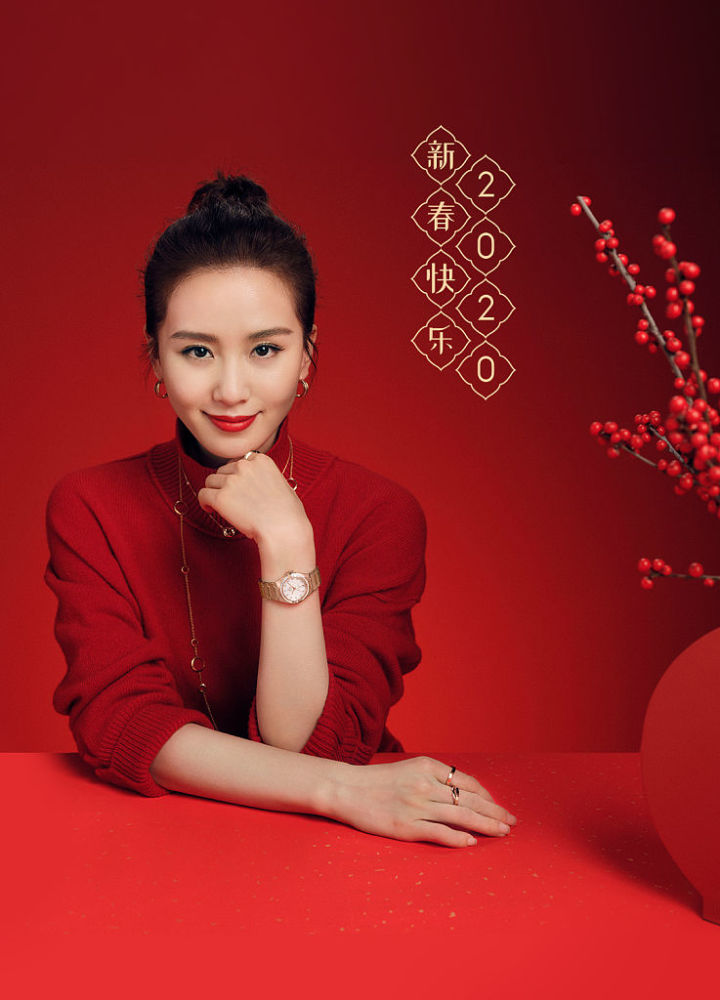 刘诗诗穿红衣拍新春写真气质温柔 一颦一笑尽显优雅大气格调