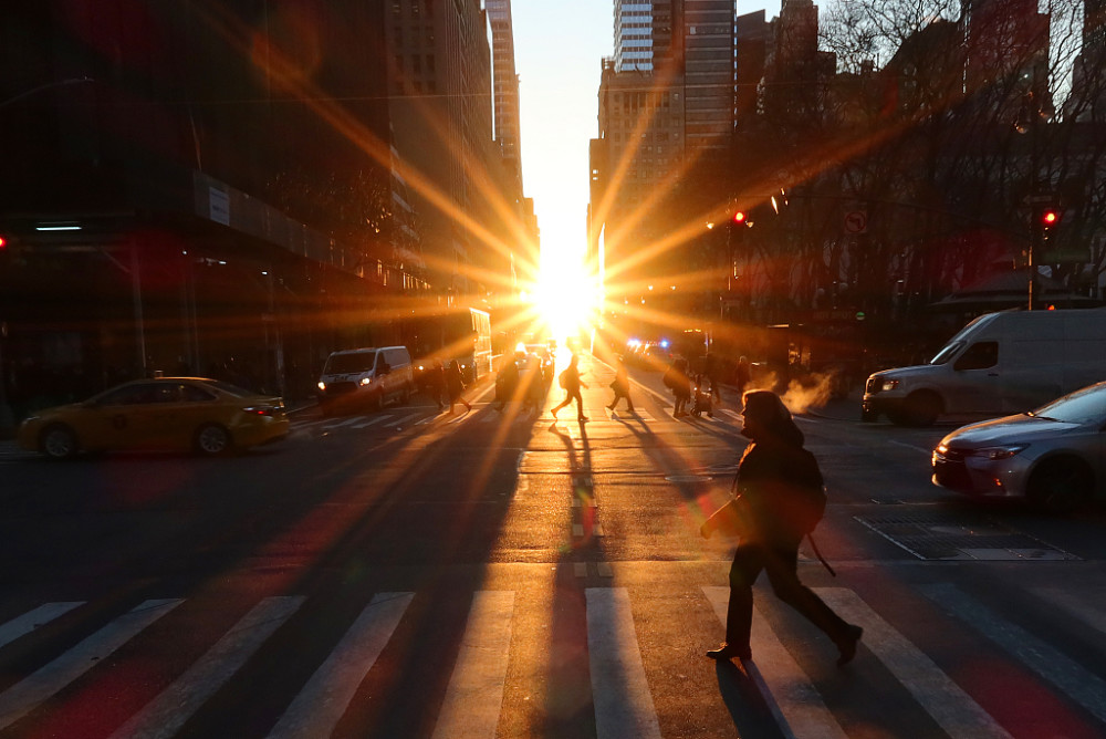 纽约上空出现"曼哈顿悬日" 夕阳余晖洒满街道