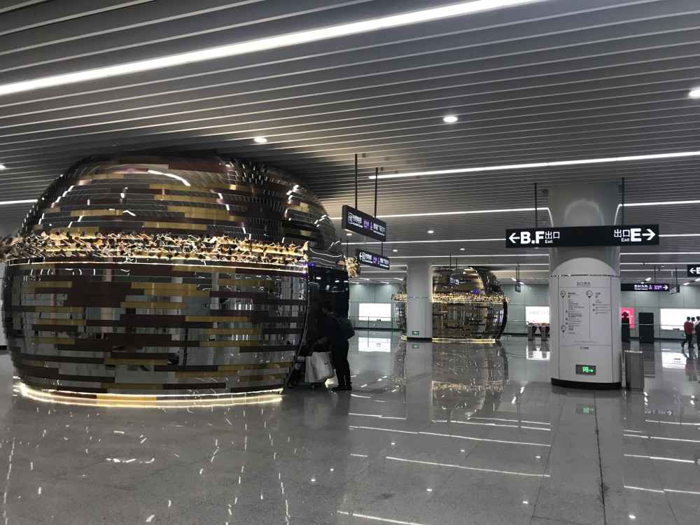 亚洲最大!广州21号线天河公园地铁站,临近春节除夕乘客不多