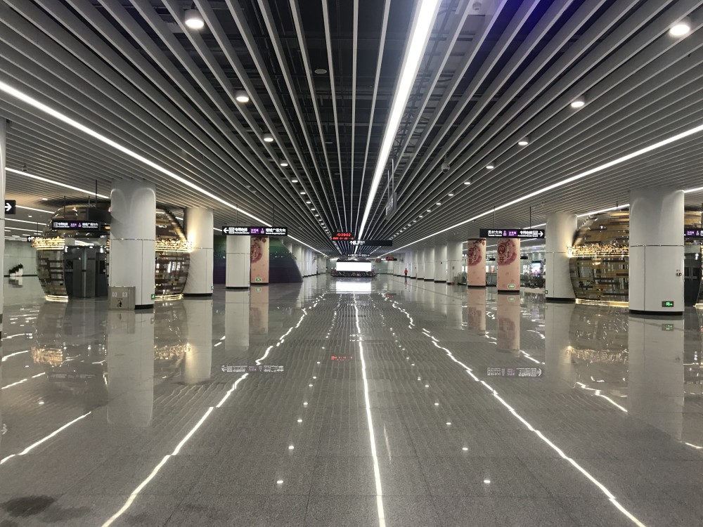 亚洲最大!广州21号线天河公园地铁站,临近春节除夕乘客不多