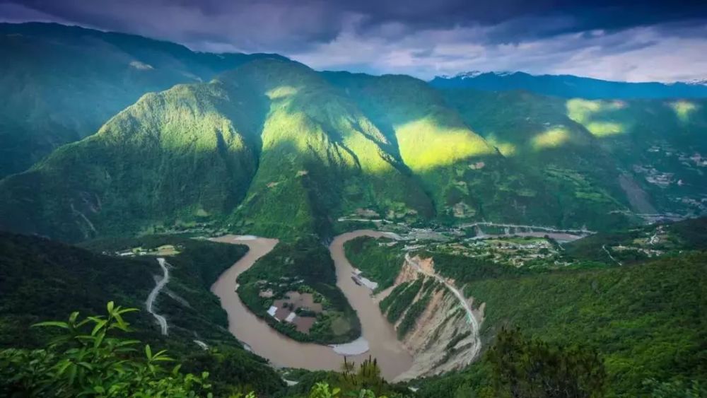 高黎贡山,横断山脉著名的深大断裂纵谷区,由北向南横穿贡山独龙族和