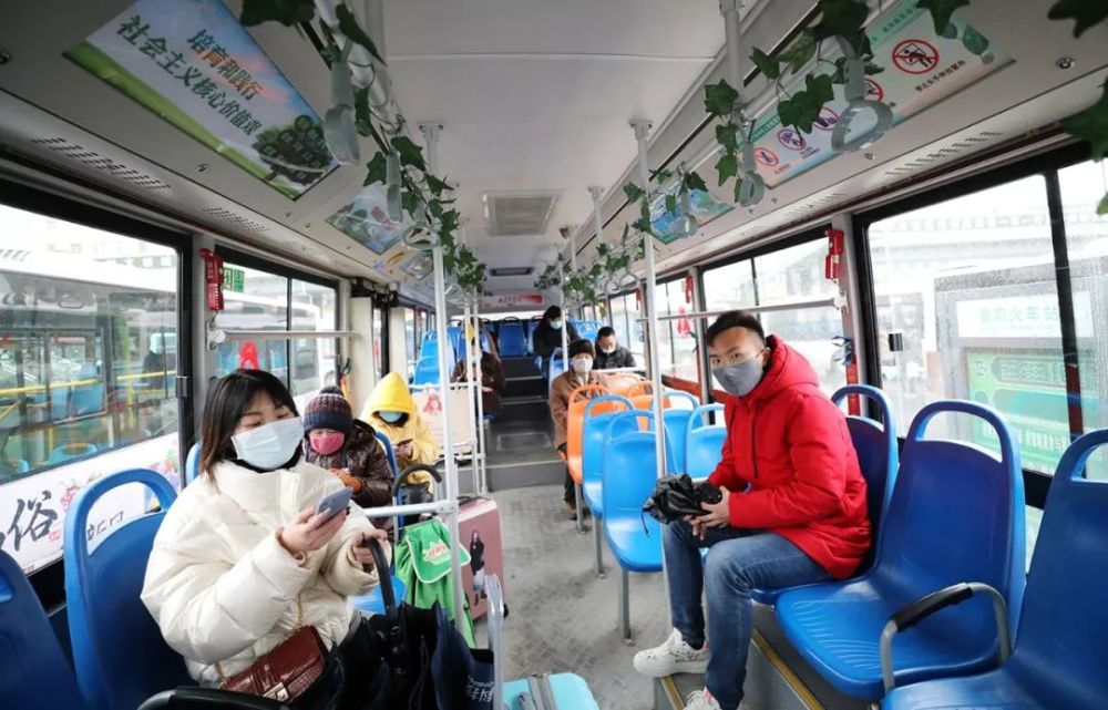 乘客自觉戴口罩乘坐公交车