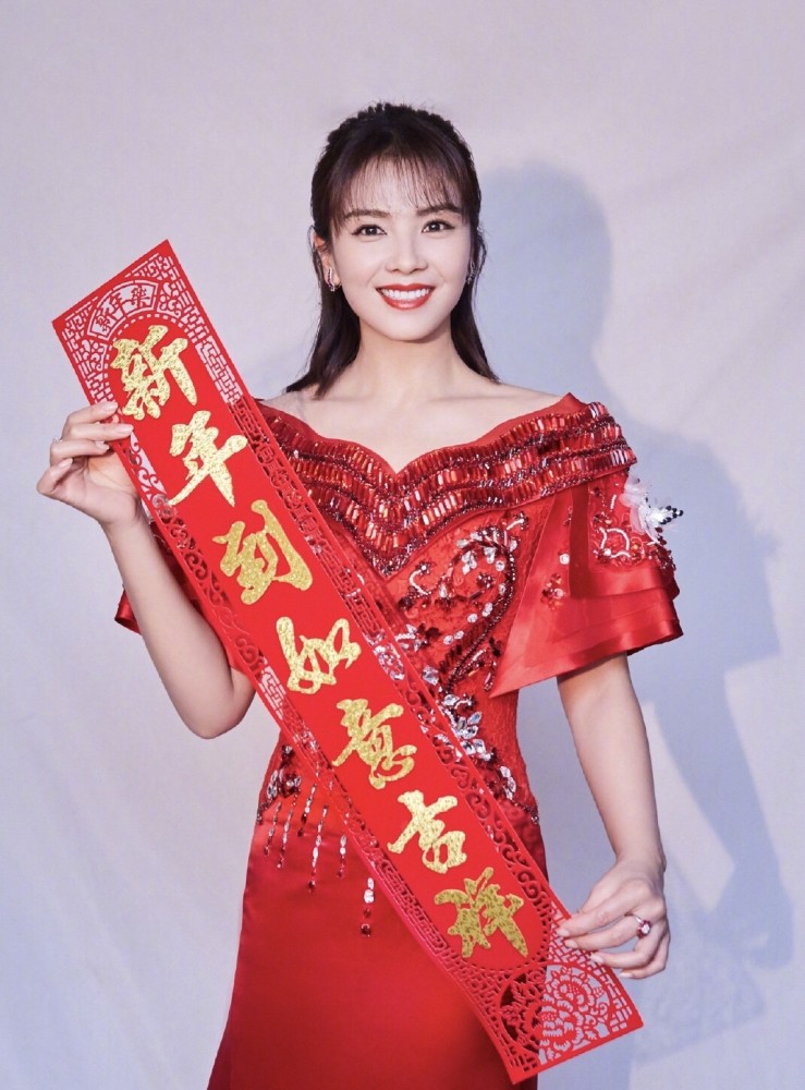 刘涛春晚造型太撩人!修身礼服尽显凹凸感,转过身"柯基