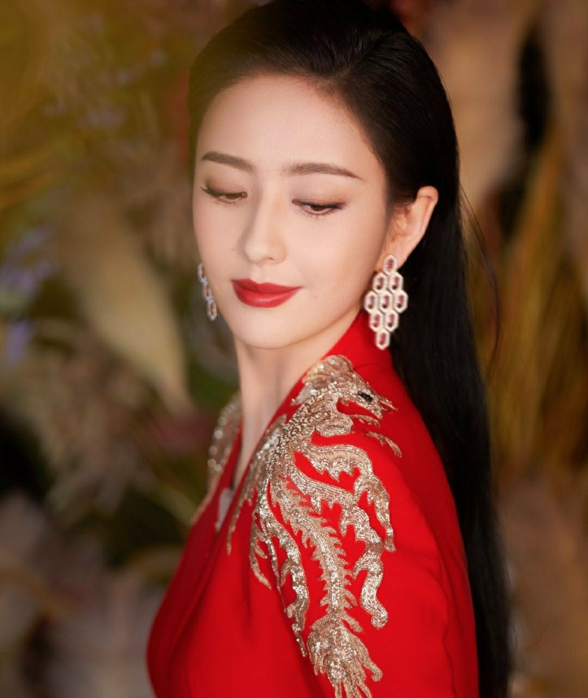 佟丽娅春晚播出生图被疯传!穿大红色正装气场大气,说是专业的我都信
