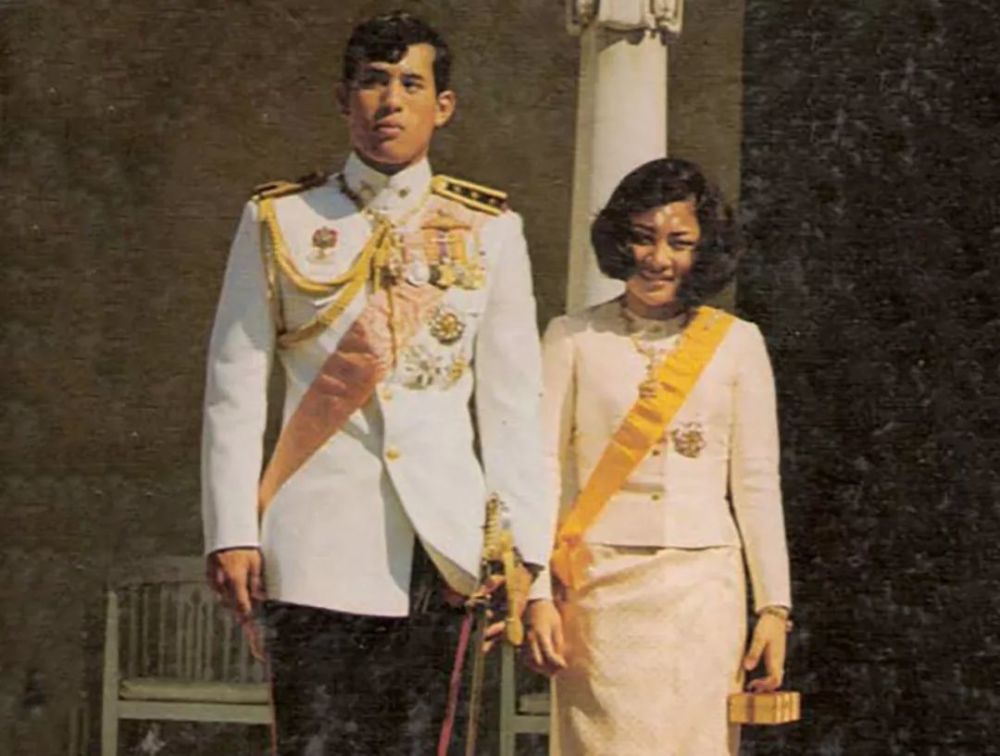 43年前泰王娶颂莎瓦丽!王妃娇媚一笑惹人怜,国王却一直心不在焉
